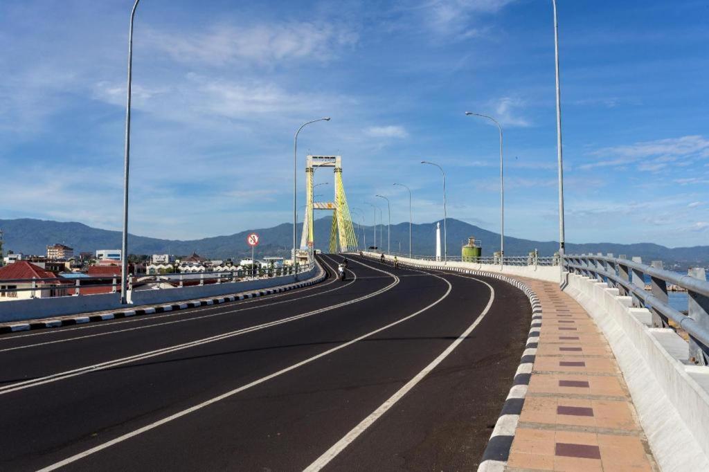 Biz Boulevard Hotel Manado Exterior foto