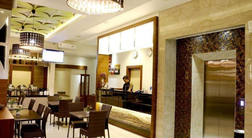 Biz Boulevard Hotel Manado Exterior foto